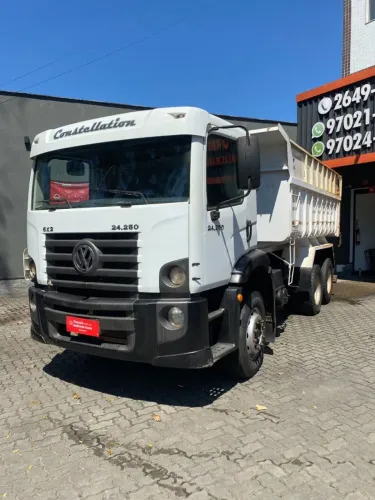 CAMINHÃO 2010 VOLKSWAGEM CONSTELLATION 24 250 CAÇAMBA ROSSETI COM 260 MIL KM RODADOS.