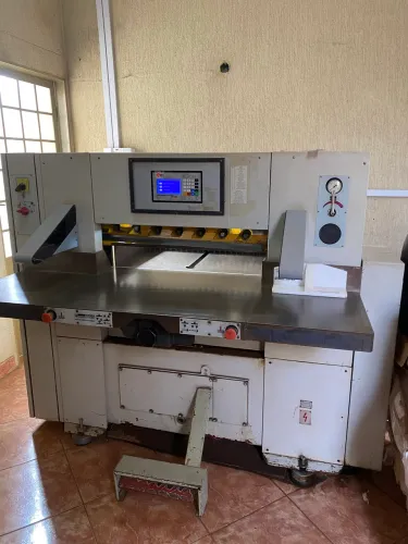 Guilhotina de papel Adast hidráulica 80 cm com programação e fotocélula