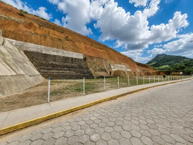 Terrenos à venda no Centro de Miraí/MG - Pag Facilitado