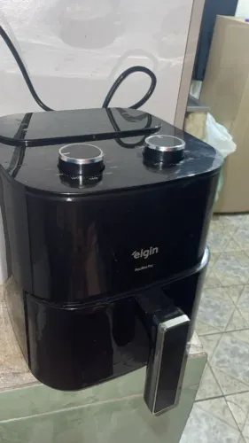 Vendo air fryer 220/V  200$ / 2 vezes de uso 