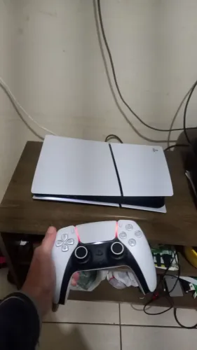 Ps5 slim 1 tb com uma manete