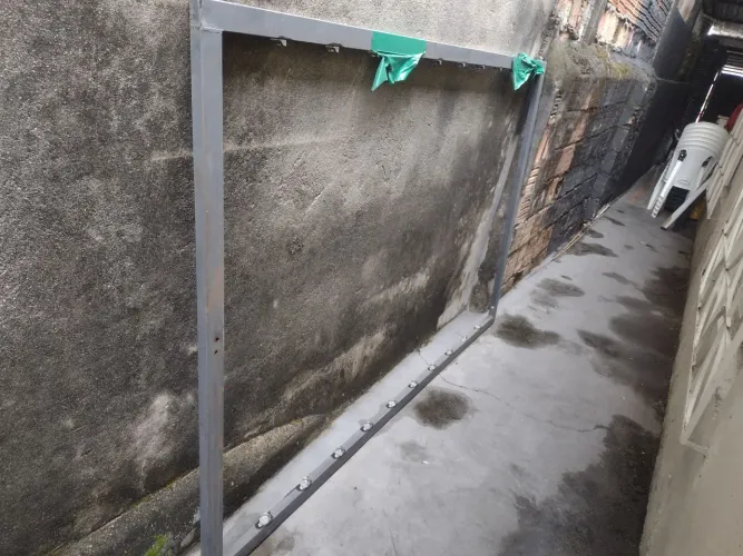 Estrutura de toldo e placa