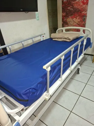 Cama Hospitalar semi nova DX3 5 Posições até 200 Kg Dellamed