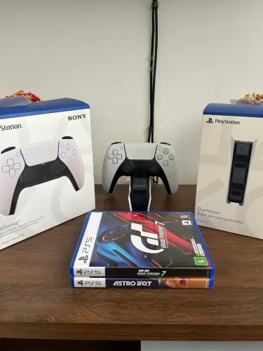 Dualsense 5 + Base de carregamento + Astro Bot e Gran Turismo 7
