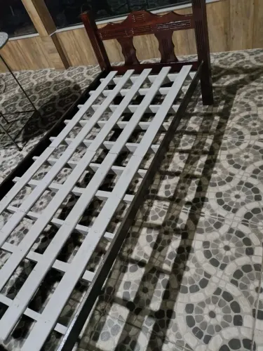 Cama em madeira de solteiro
