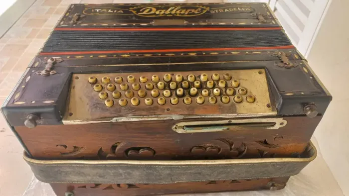 ACORDEON DALLAPÉ STRADELLA - ITALIANO - PEÇA ANTIGA PARA COLECIONADOR