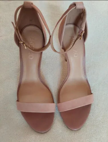 Sandália Arezzo Nobuck Bege. Salto alto fino 11cm. Tamanho 38. Seminova.