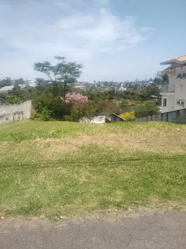 Lote em declive com frente para 2 ruas em condominio fechado