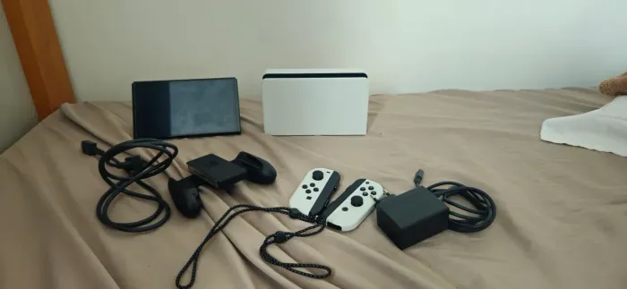 Nintendo Switch Oled novo com caixa (acompanha Mario Kart 8 Deluxe)