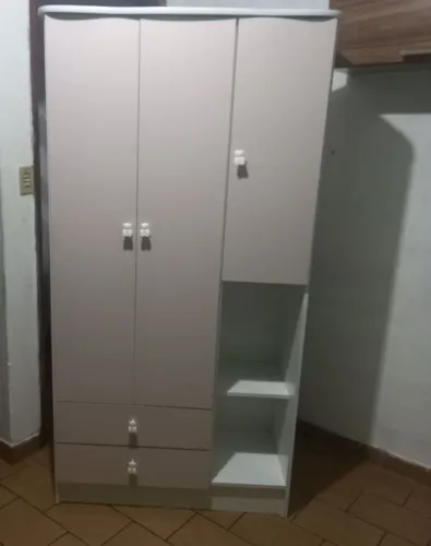 Guarda-roupa de criança infantil. "Quase doação "