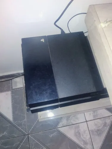 Ps4 FAT 500 gb em bom estado de conservação e alguns jogos 