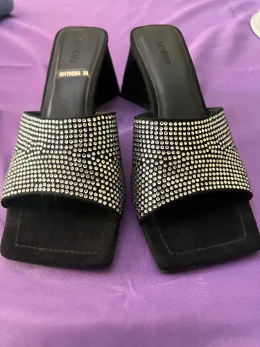 Vendo sandália com brilhos