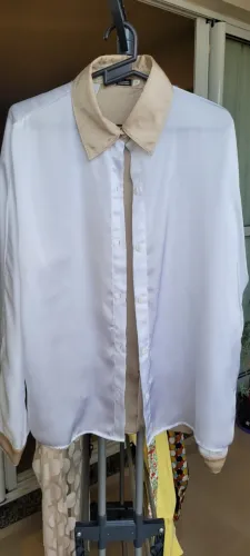 Camisa social branca com bege, cetim levemente transparente. Tamanho GG