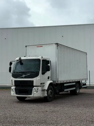 VOLVO VM 290 4x2 - COMPLETO COM BAÚ