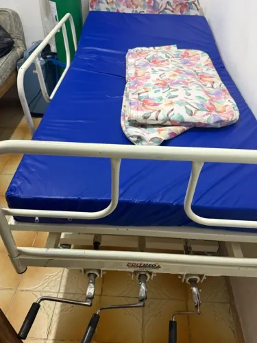 VENDE-SE CAMA HOSPITLAR COM COLCHÃO SUPER NOVA .