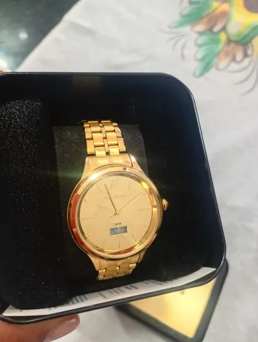 Relógio dourado 