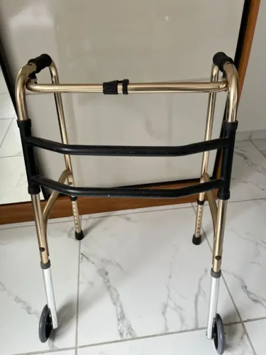 CADEIRA DE BANHO , ANDADOR PARA IDOSO