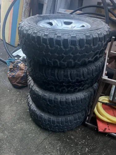 Vendo rodas com pneus 16 / parcelo no cartão 