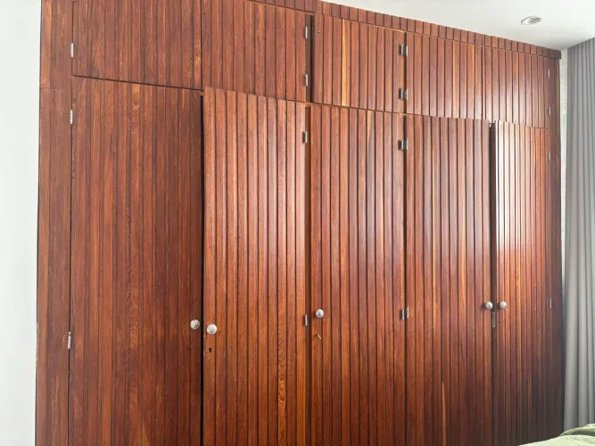 Guarda-roupa vintage em madeira