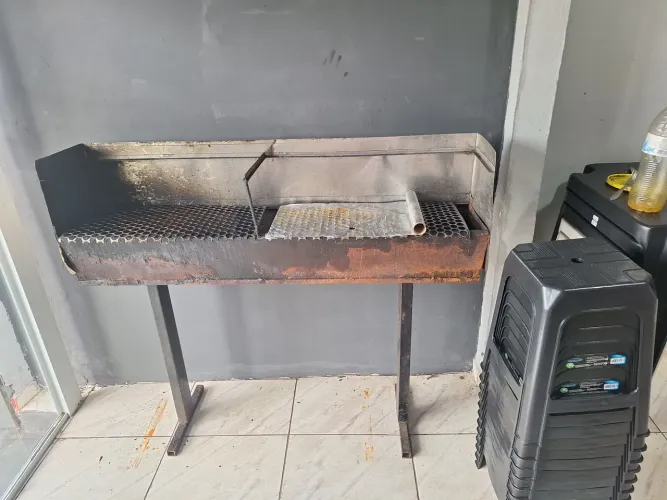 Vendo churrasqueira grande 1,30 cm