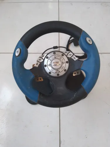 Vendo volante Intec para jogos, com pedal