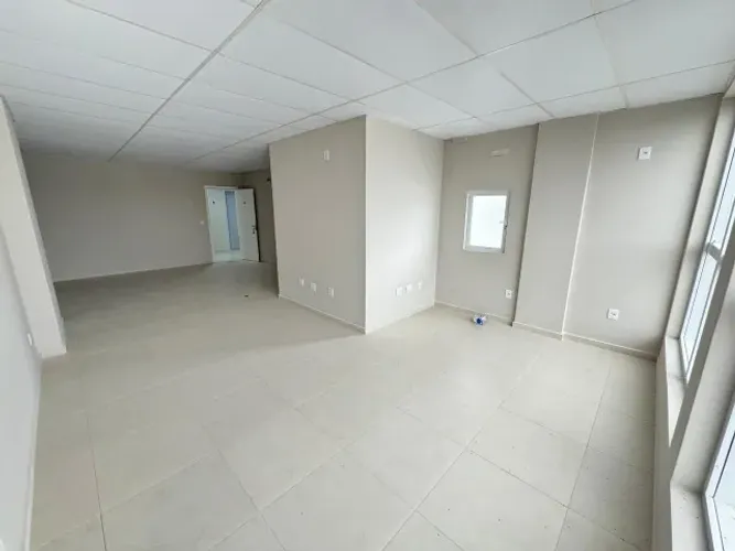 Sala Comercial 46m², em frente ao Farol Shopping