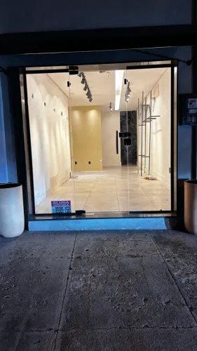 Excelente ponto próximo da Tãntãn na rua do COC