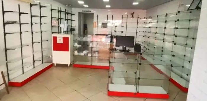 Balcão e Prateleiras de vidro usados