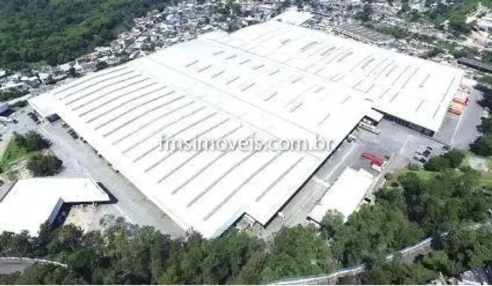 Galpão Comercial para Locação na Pavuna-RJ: 10 Vagas de Garagem e 6.272m² de Área Disponív