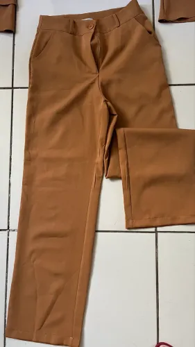 Conjunto cropped manga com babados e calça alfaiataria