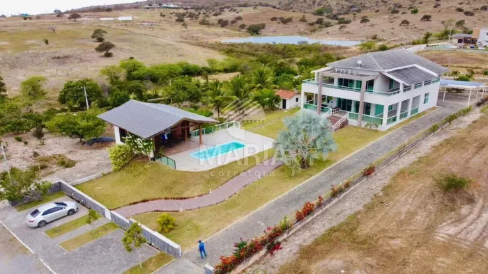 Casa de condomínio com amplo terreno e 04 suítes à venda em Sairé/PE!
