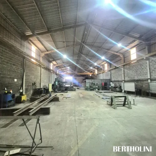 Galpão de 400 m² próximo à Rodovia Presidente Dutra em Resende-RJ