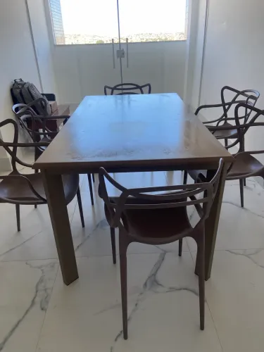 Vendo mesa de madeira com 6 cadeiras