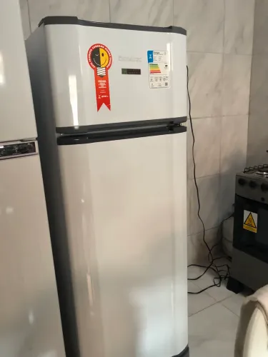 Geladeira semi nova 3 meses de uso 276 L
