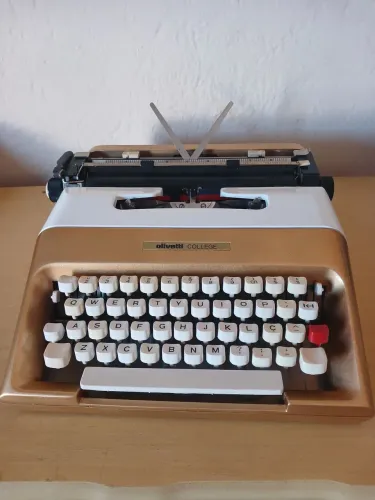 Máquina de Escrever Antiga Olivetti College