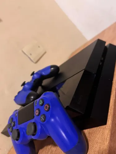 PS4 FAT + 2 Controles 500 Giga SSD