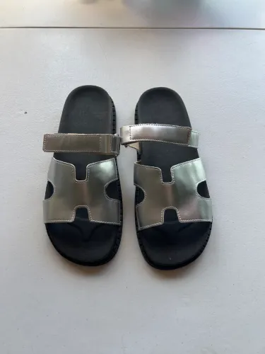 Sandália estilo Papete