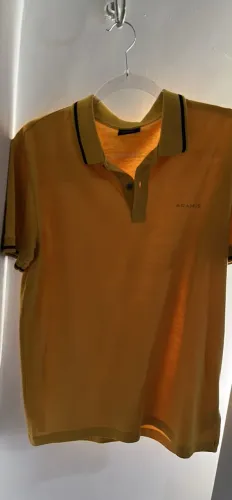 Camisa Polo Aramis Amarelo Mostarda - Detalhes na Gola e Manguetas