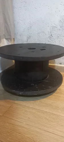 Mesa de centro rustica feita de bobina com rodinhas