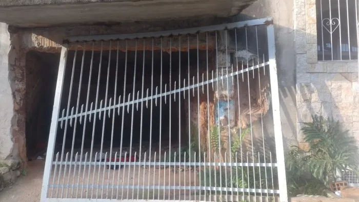 Vendo portão de barra chata 2,60 de largura por 2,08 de altura