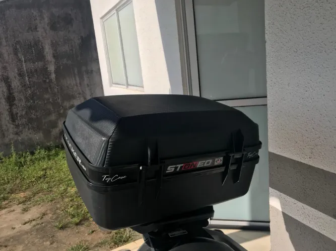 Baú para Moto + Base universal 52 Litros Marca stoned