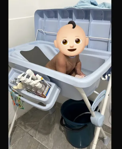 Vendo banheira Burigotto azul com assento de apoio