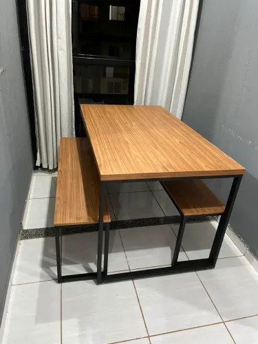 Mesa e bancos estilo industrial