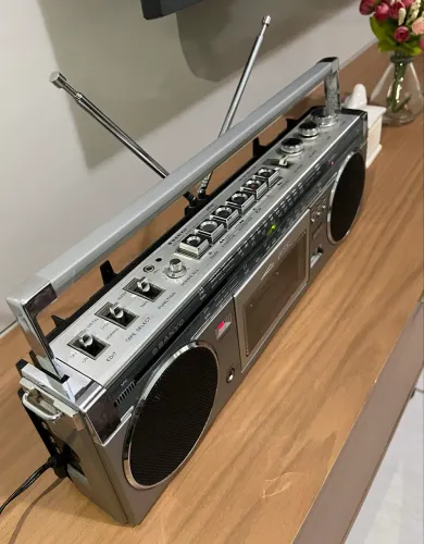 Rádio Sanyo M-7800. Está muito bonito.