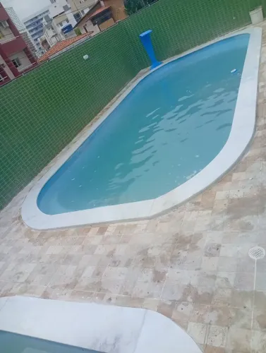 Borda de piscina em mármore branco acetinado 