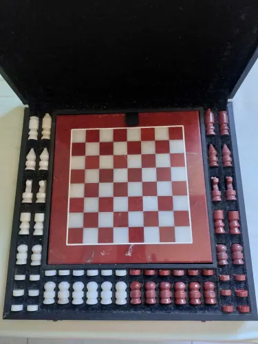 Vendo lindo jogo de xadrez e dama - PEÇAS EM MADREPÉROLA