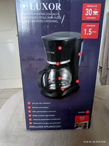 Cafeteira elétrica marca: Luxor 1.5 litros, voltagem 110, prepara até 30 cafezinhos.