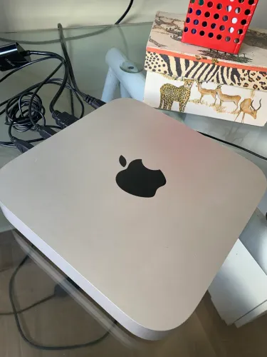 Mini Mac + monitor e teclado