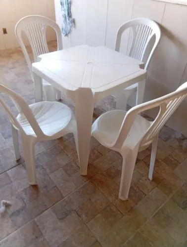 Mesa e cadeiras