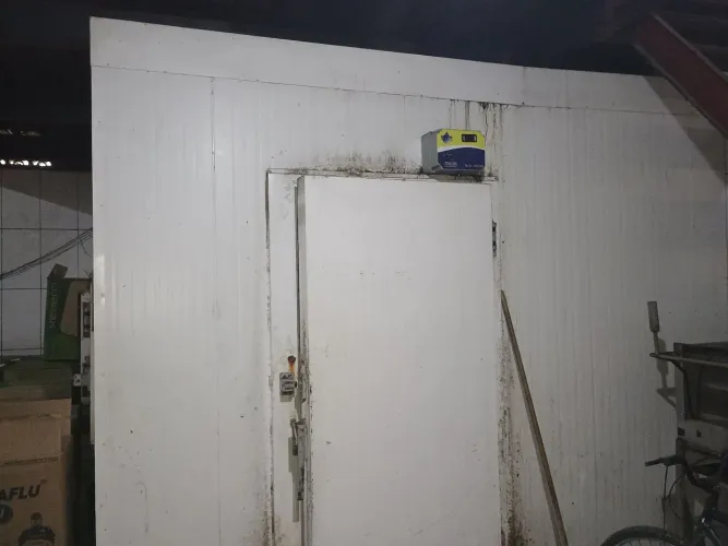 Frigorífico tamanho 4 por 3 altura 240